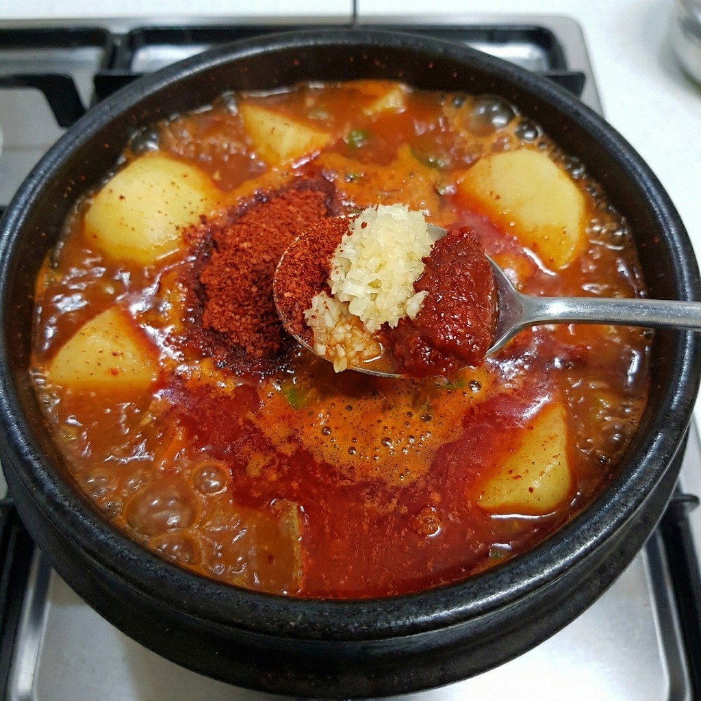 감자탕 양념장 풀고 감자 넣고 끓이기