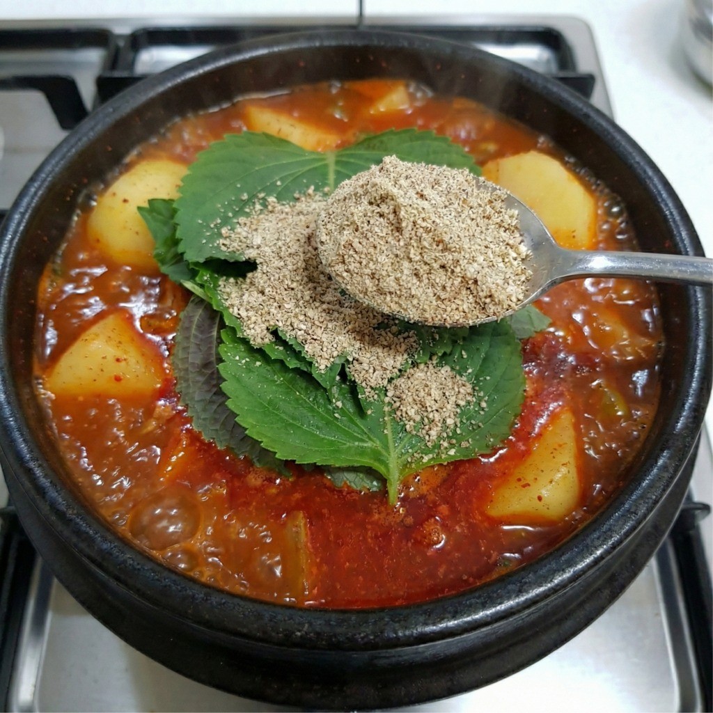 들깨가루와 깻잎을 듬뿍 넣은 백종원 감자탕 완성
