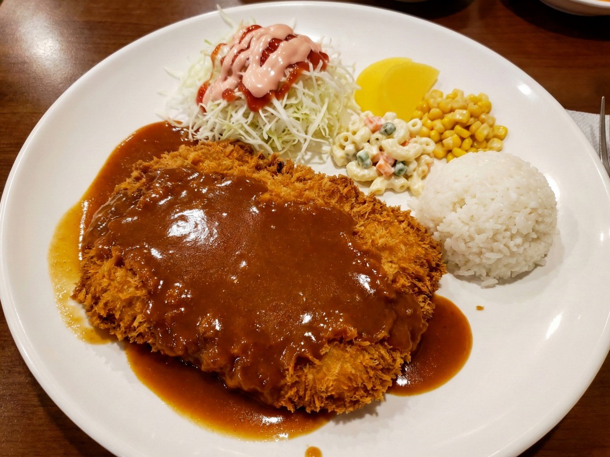 백종원 레시피로 만든 바삭한 경양식 돈가스와 특제 브라운 소스가 뿌려진 완성 접시