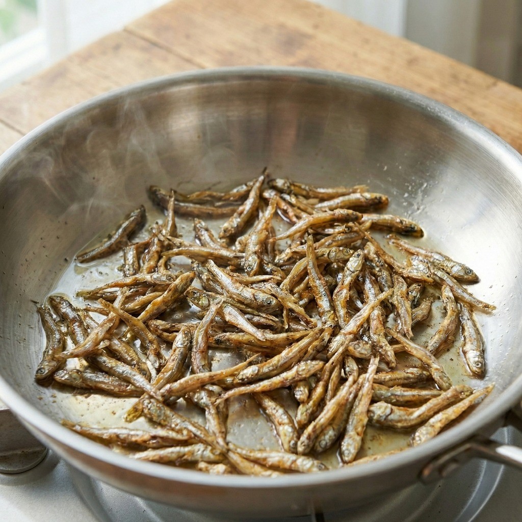 비린내 제거와 바삭한 식감을 위해 식용유에 멸치 튀기듯 볶는 과정