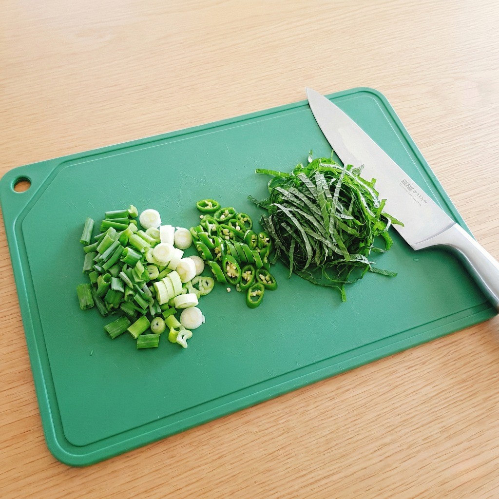 치즈순대 재료 손질: 대파, 청양고추, 깻잎 썰기