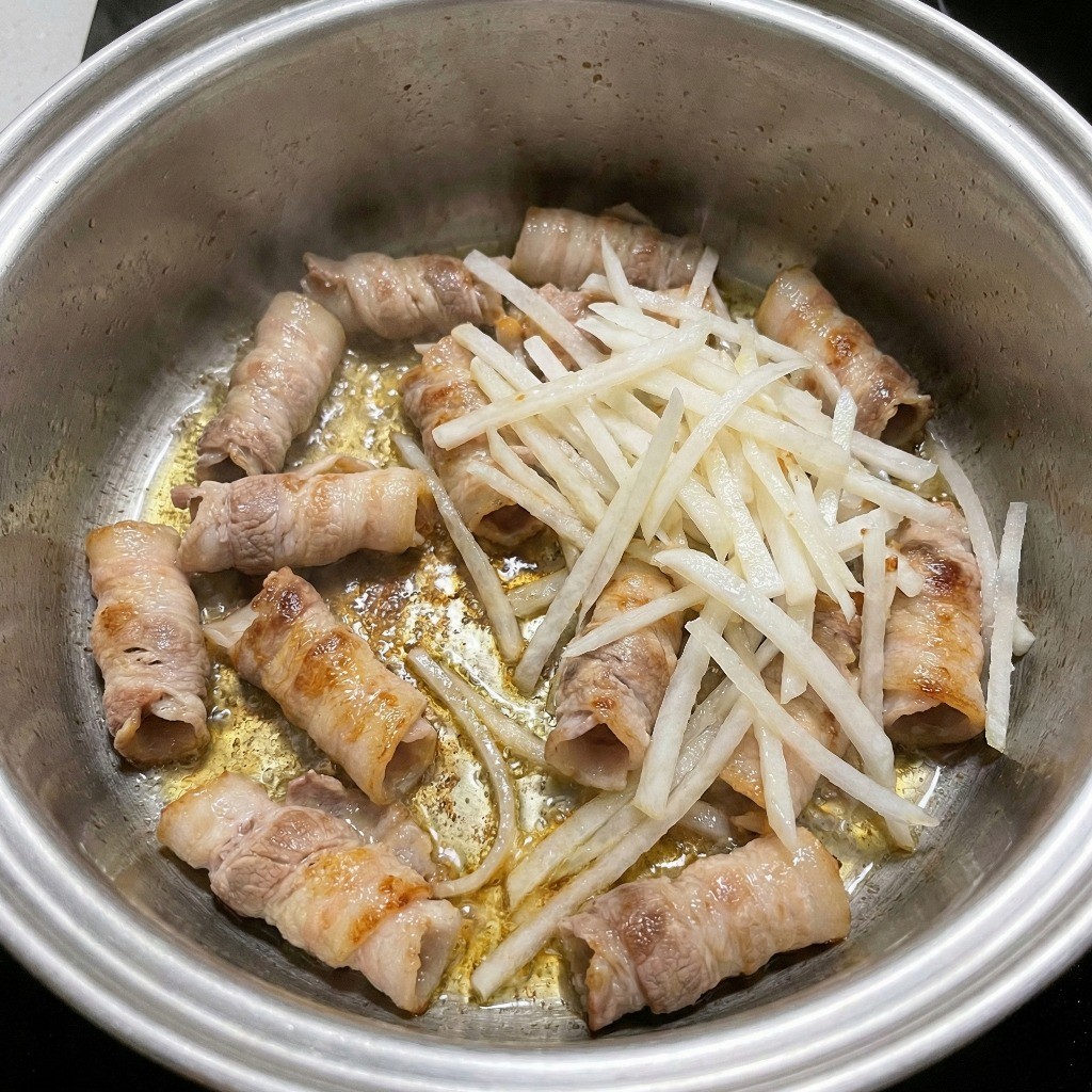 백종원 된장찌개 레시피 - 대패삼겹살 기름에 무채 볶기