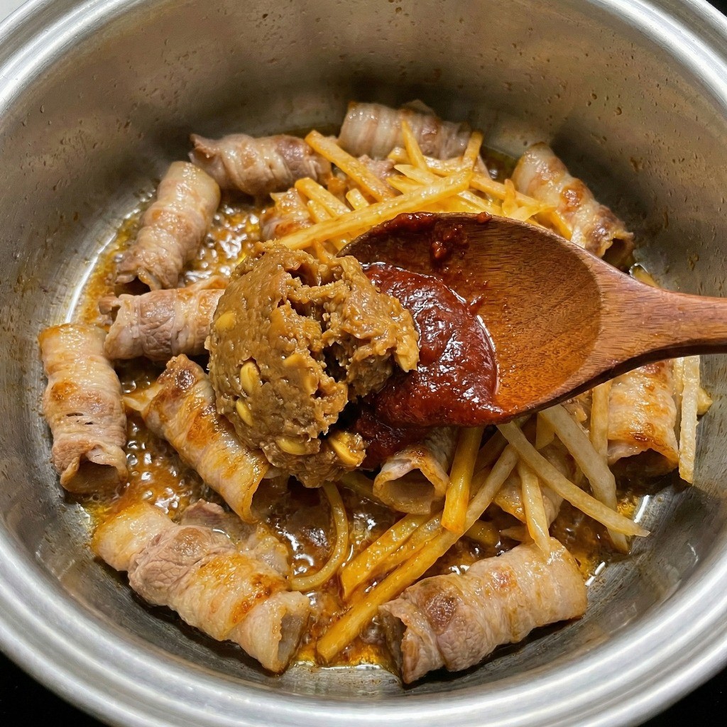 된장찌개 맛있게 끓이는 법 - 고기 기름에 된장과 고추장 볶기