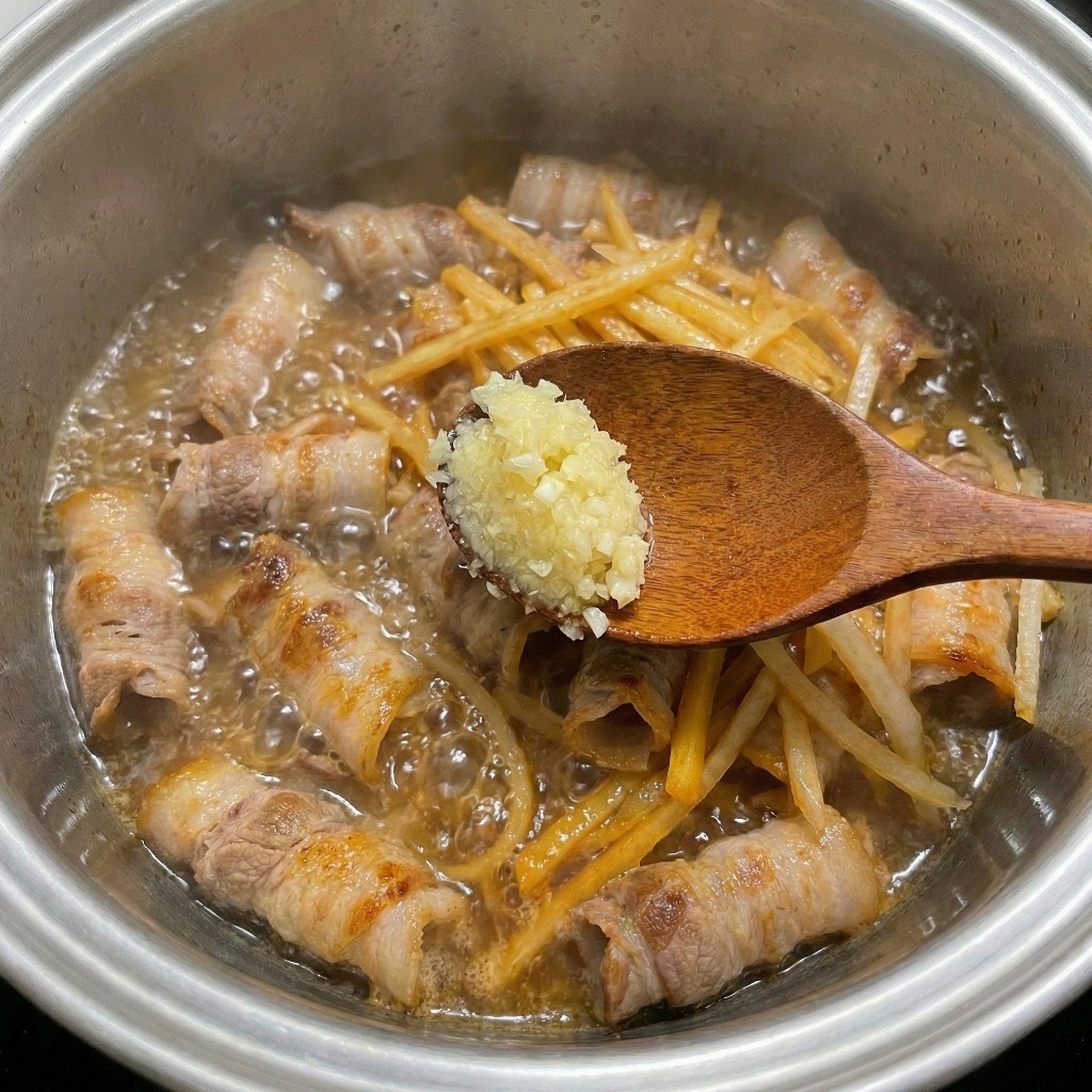 백종원 무채 된장찌개 - 물 붓고 끓이며 마늘과 설탕 넣기