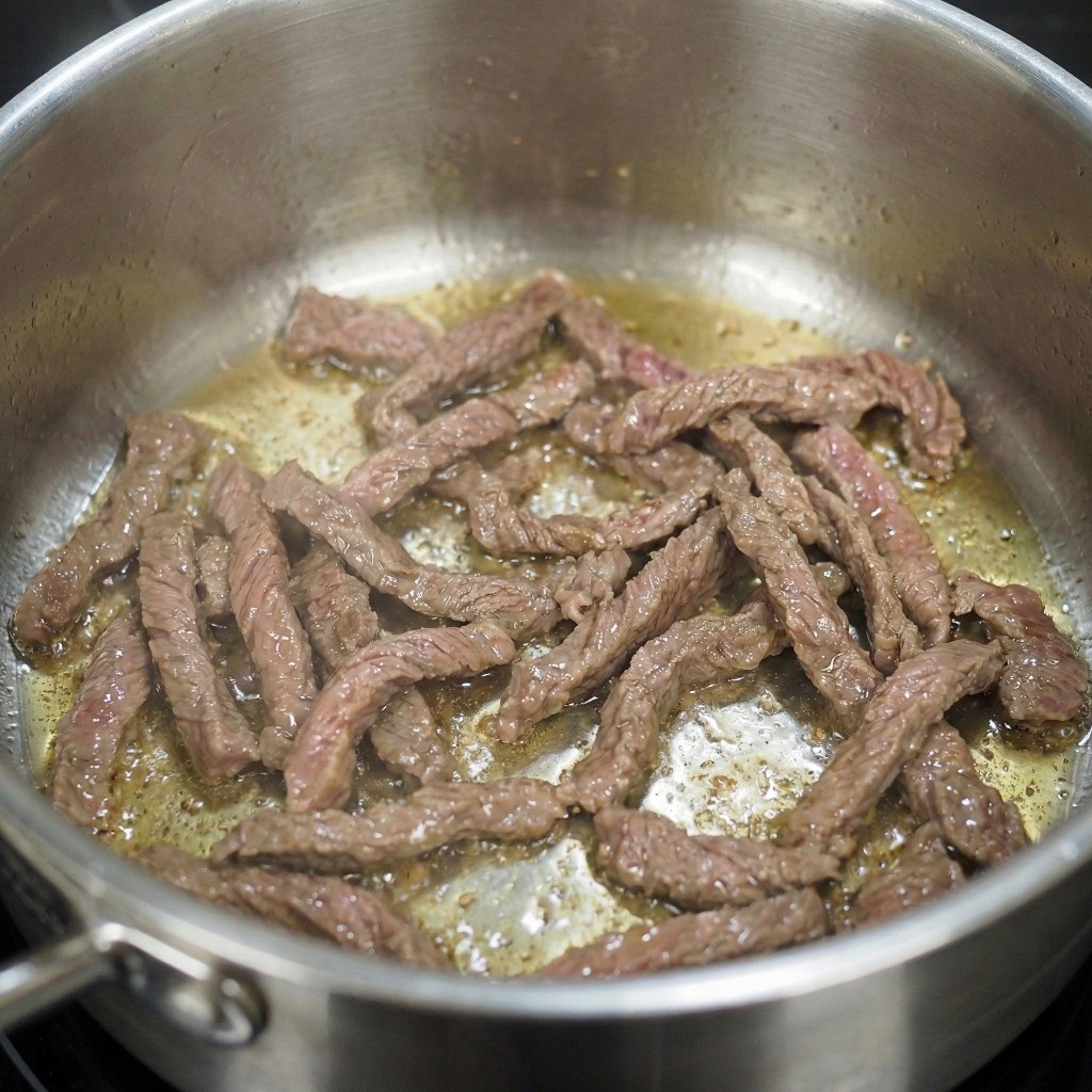 냄비에 참기름을 두르고 불고기용 소고기를 볶아 고소한 육수 베이스를 만드는 과정