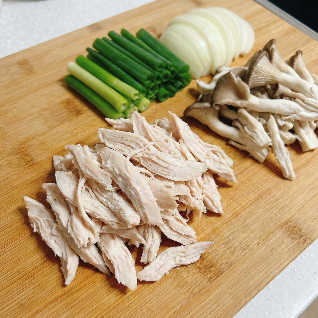 닭개장 재료 손질 - 결대로 찢은 닭가슴살과 대파 양파 버섯