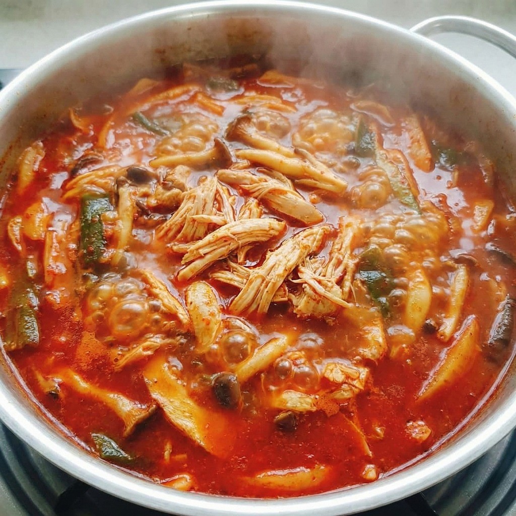 얼큰하게 끓고 있는 백종원 닭개장