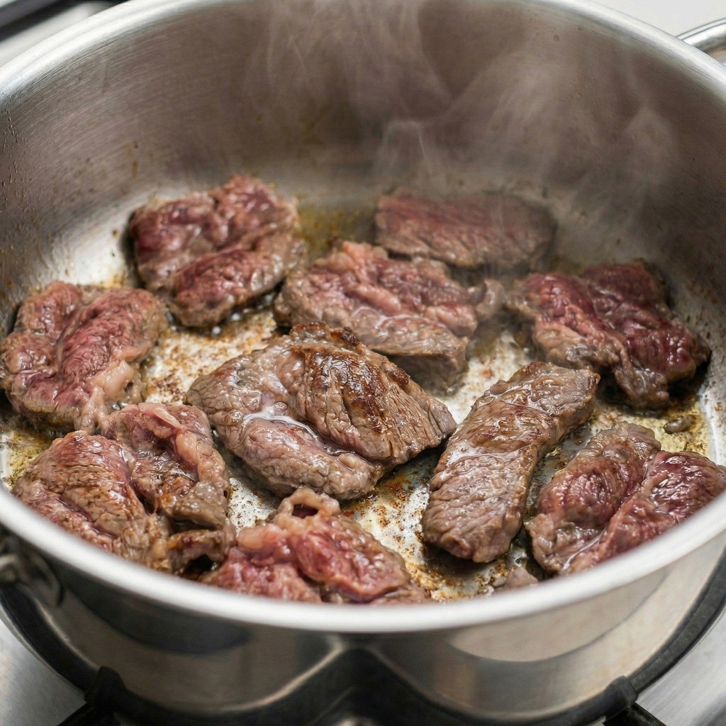 감자조림 만드는 법: 냄비에 소고기 먼저 볶기