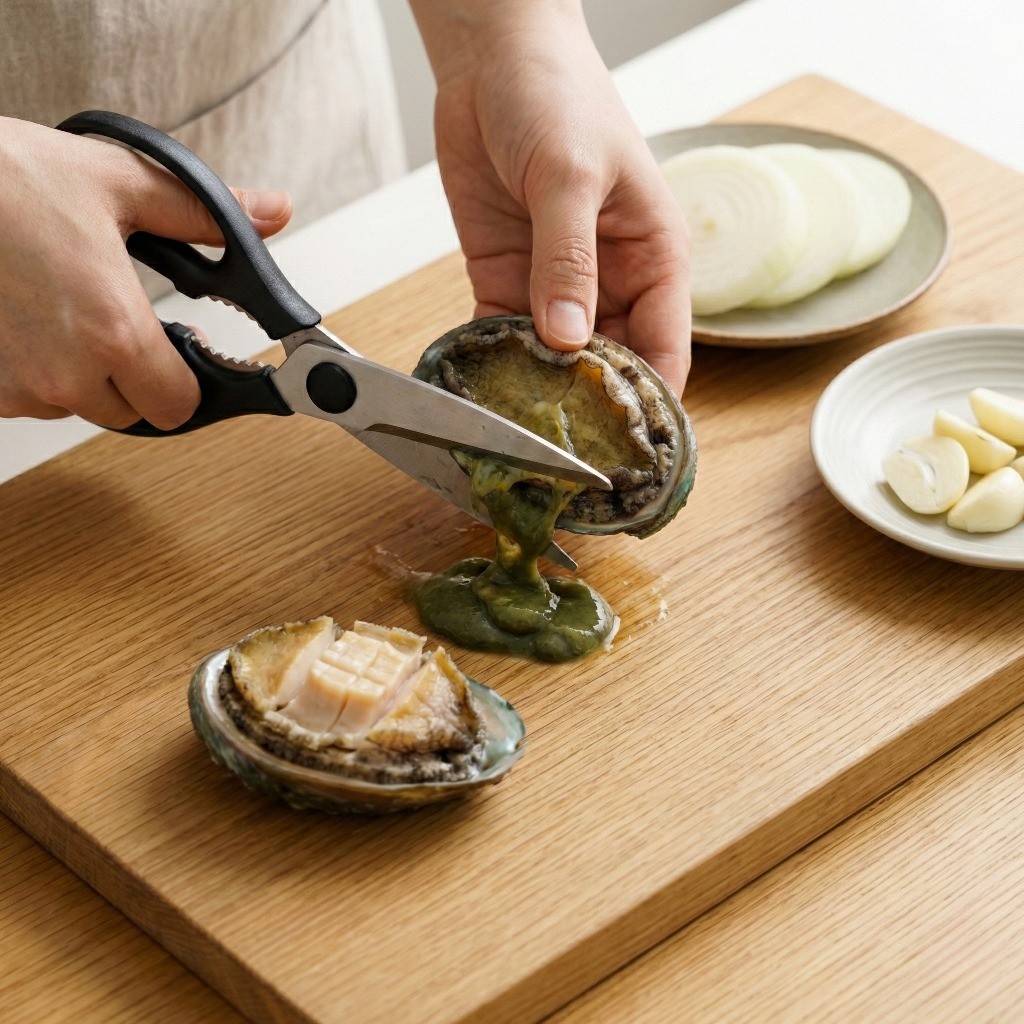 데친 전복의 내장을 분리하고 이빨을 제거한 뒤 먹기 좋게 썬 전복 살과 채소 재료