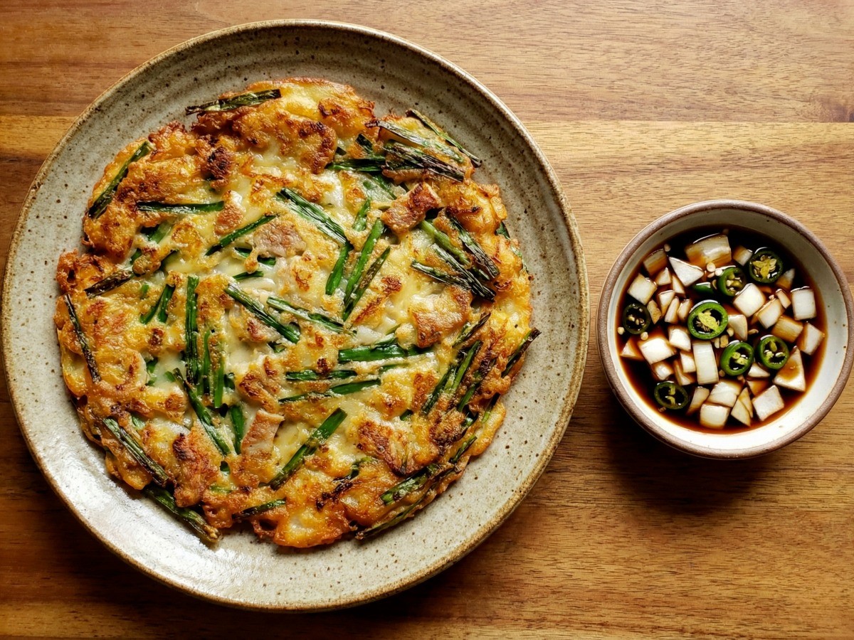 백종원 레시피로 튀긴 듯 바삭하고 노릇하게 구워진 돼지고기 부추 완자전 완성 모습