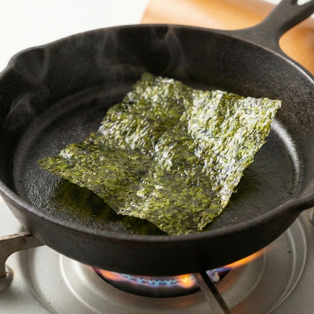 백종원 조미김 만들기 4단계: 약불로 달군 프라이팬에서 초록빛이 나도록 바삭하게 구운김 만들기