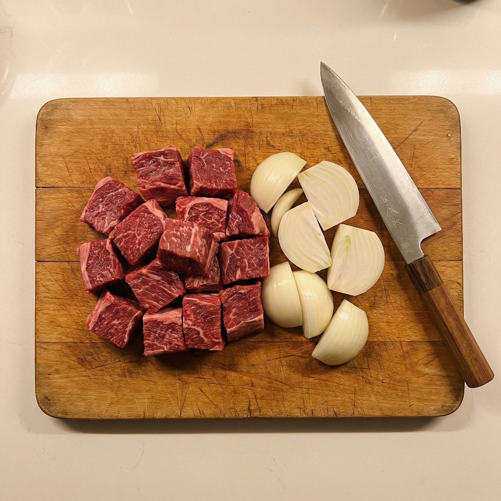 백종원 소고기 카레 재료 준비, 부채살과 양파를 큼직하게 깍둑썰기 한 모습