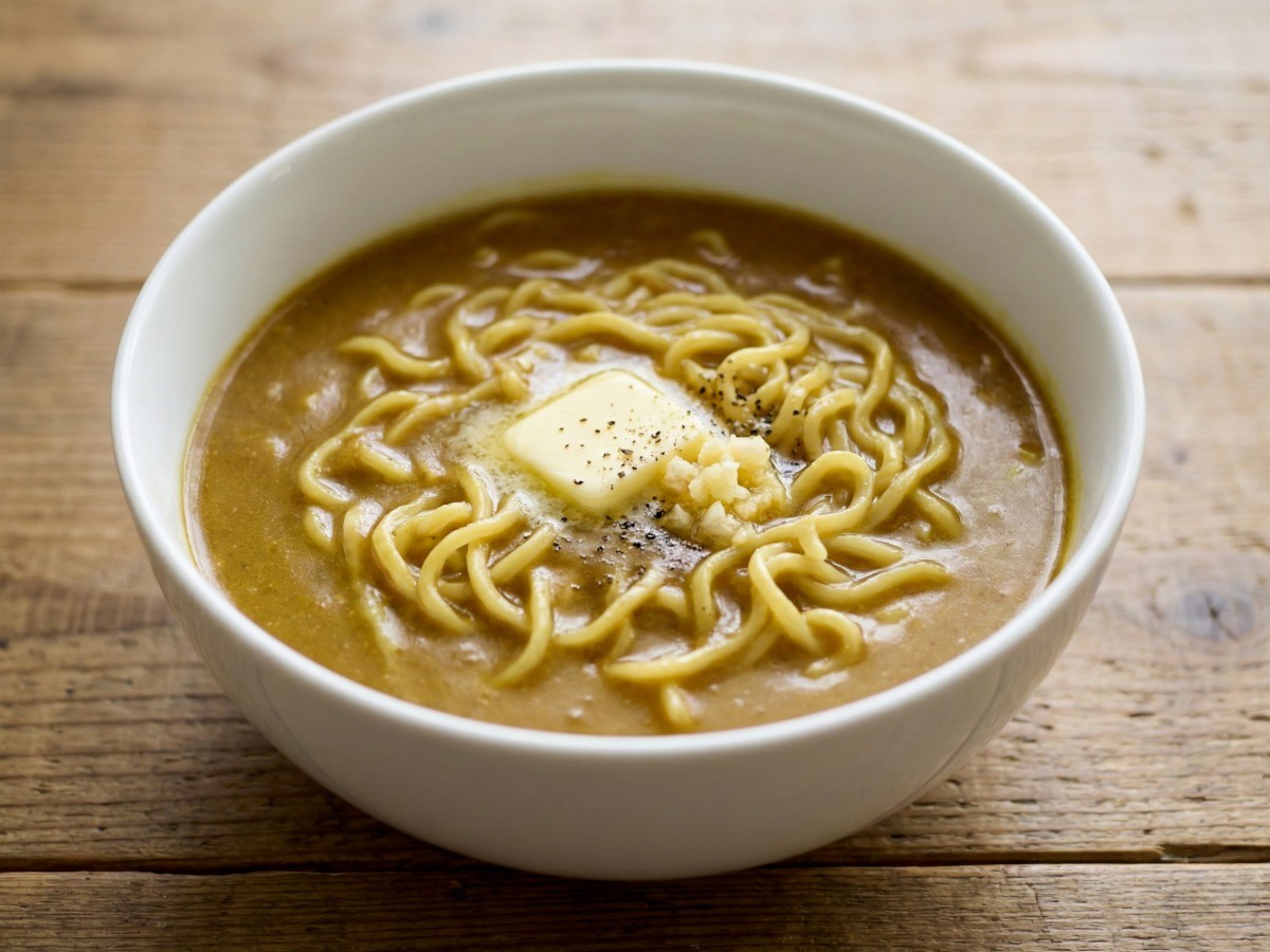 버터와 고형 카레로 깊은 풍미를 낸 백종원 카레라면 완성 요리