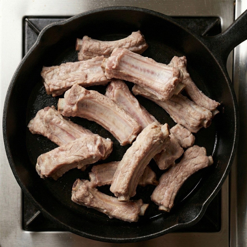 잡내 제거 후 깨끗한 냄비에 넓게 펴서 세팅한 초벌 등갈비