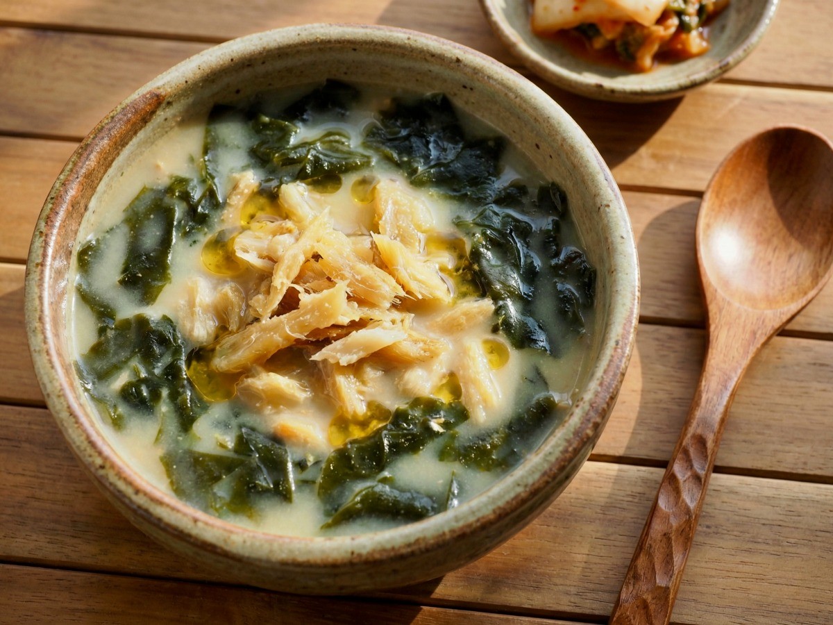 백종원 황태 미역국 완성 사진, 뽀얗고 진한 국물이 우러난 소고기 없는 해장 미역국