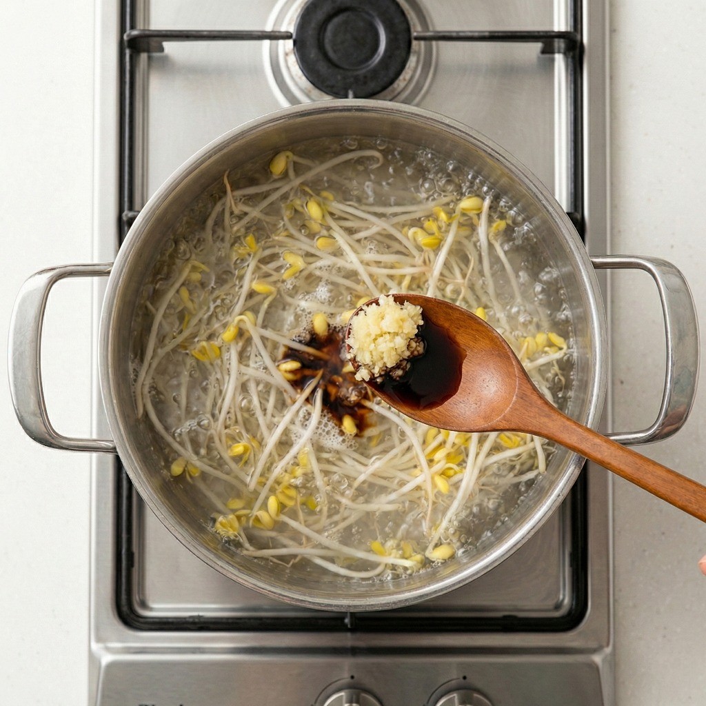 백종원 콩나물국 끓이는 법 2단계 - 국간장과 다진 마늘로 감칠맛 밑간하기