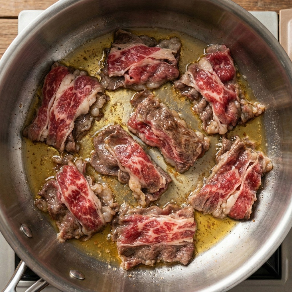 차돌된장찌개 고기 기름 내기: 차돌박이를 노릇하게 볶는 과정