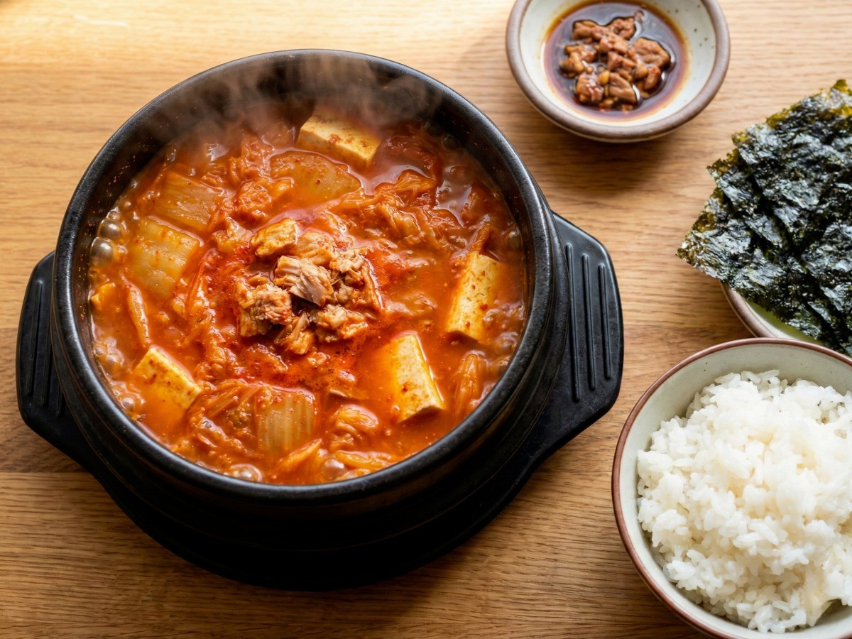 백종원 참치김치찌개 황금레시피로 완성된 얼큰한 찌개와 마성의 참치 양념간장이 차려진 저녁 식사 테이블