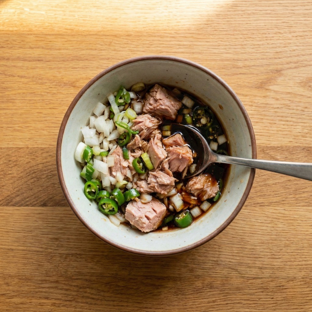 백종원 레시피 꿀팁 2단계: 참치 통조림 절반과 다진 야채, 간장을 섞어 밥도둑 참치 양념간장을 만드는 과정