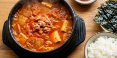 백종원 참치김치찌개 황금레시피로 완성된 얼큰한 찌개와 마성의 참치 양념간장이 차려진 저녁 식사 테이블