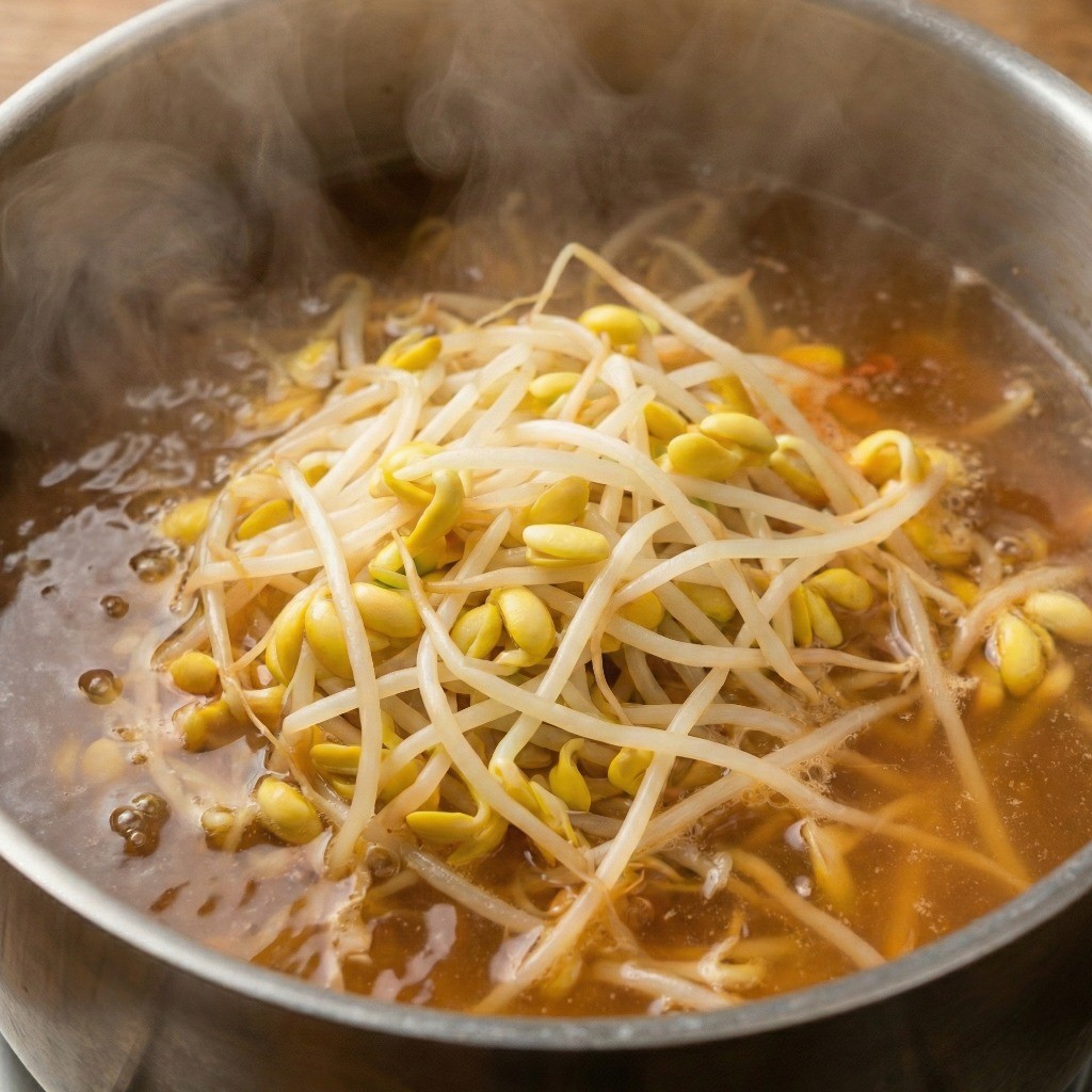 콩나물 해장국 맛의 핵심: 진한 육수에 간을 맞추고 신선한 콩나물을 아삭하게 데치는 모습