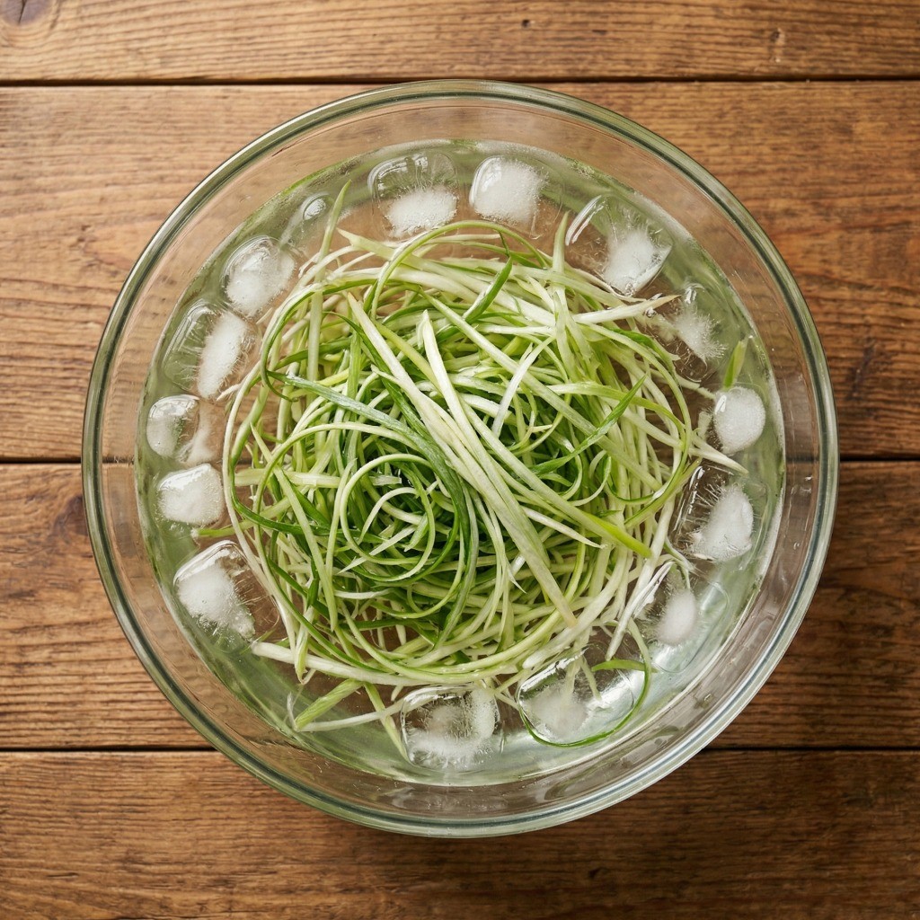 매운맛을 빼기 위해 채 썬 대파를 차가운 물에 담가둔 파채