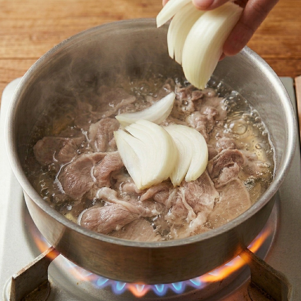 백종원 고기 감자조림 레시피 - 고기 끓는 냄비에 양파를 넣어 고기 잡내를 잡고 단맛을 우려내는 단계