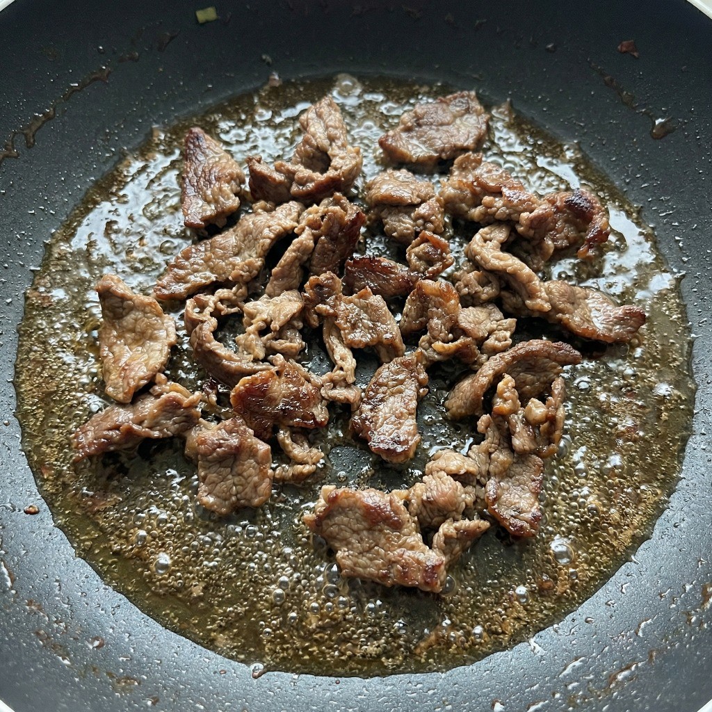 백종원 짜파구리 레시피 1단계: 넓은 팬에 소고기 불고기거리를 노릇노릇하게 볶는 과정