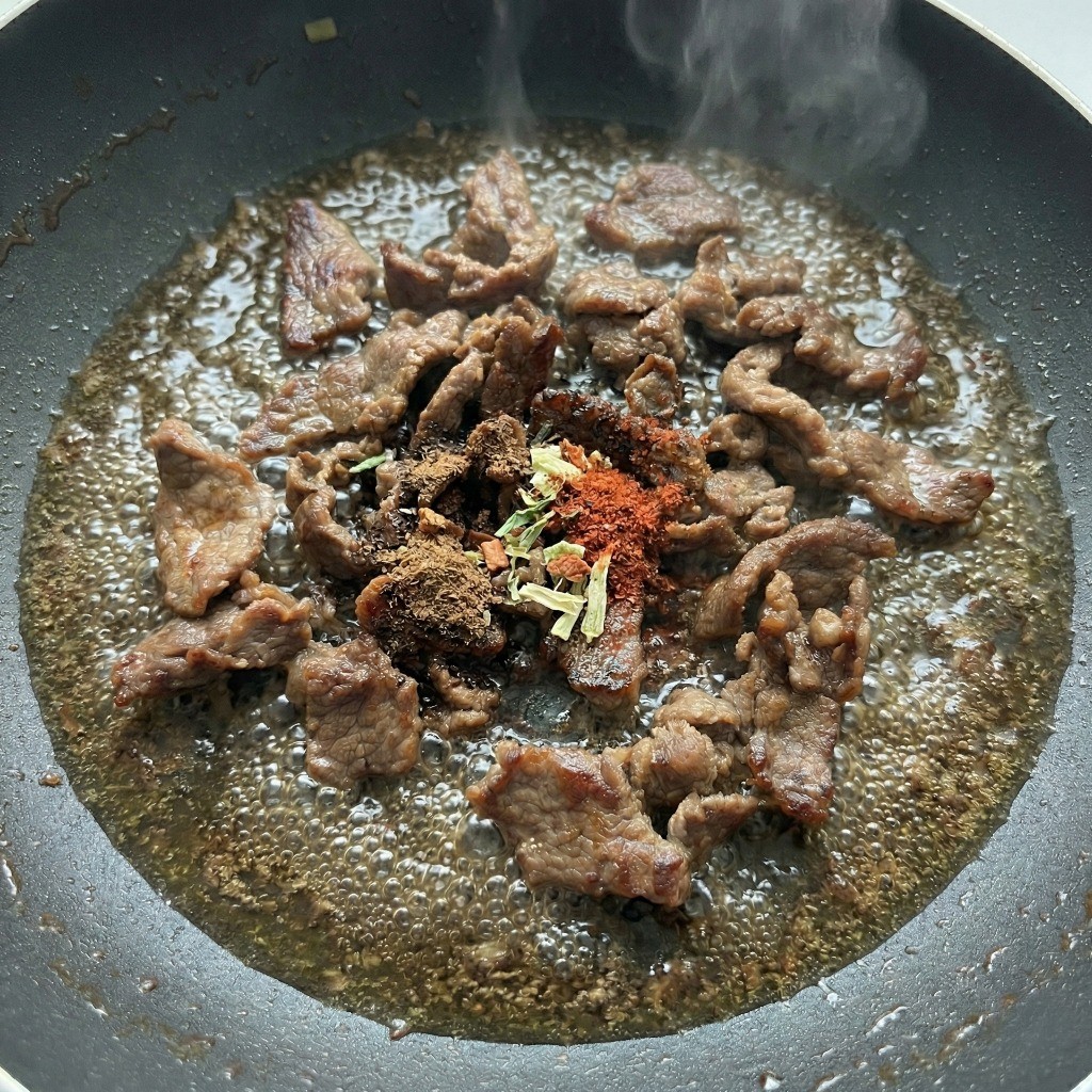 백종원 짜파구리 레시피 3단계: 짜파게티와 너구리 분말 스프, 건더기를 모두 넣고 끓이는 과정