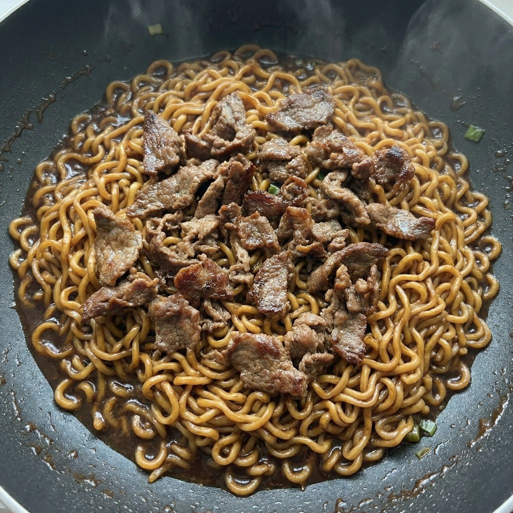 백종원 짜파구리 레시피 5단계: 국물이 자박하게 졸아들어 윤기가 흐르는 원팬 짜파구리 완성 요리