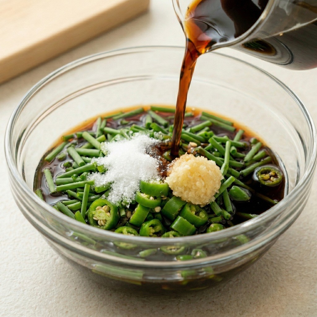 백종원 달래장 레시피 3단계: 손질된 재료에 다진 마늘, 설탕, 진간장을 알맞게 넣는 모습