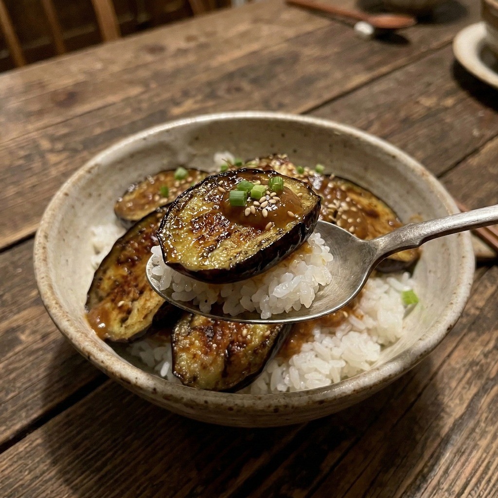 따뜻한 밥 위에 된장 소스로 조린 가지를 얹어 완성한 먹음직스러운 초간단 가지구이덮밥