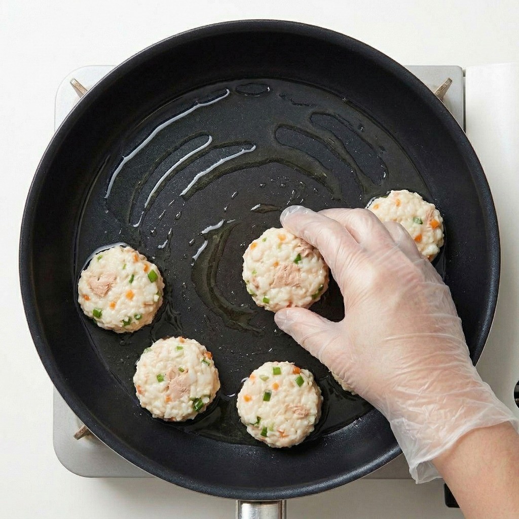 백종원 참치밥전 조리 4단계: 식용유를 두른 프라이팬에 참치밥전 반죽을 동그랗게 모양 잡아 굽기