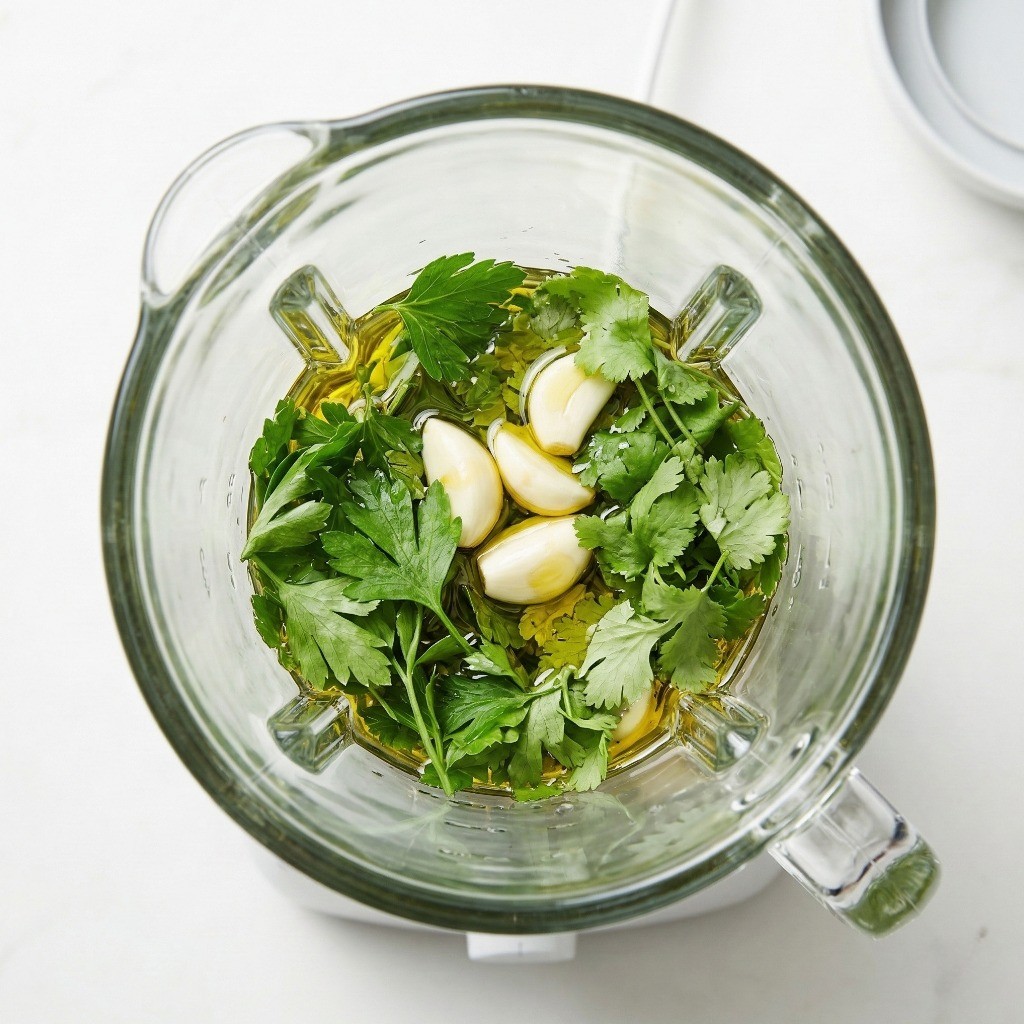 트리플스타 허브 페스토 볶음밥 레시피 1단계: 믹서기에 파슬리, 고수, 마늘 등 재료를 넣고 가는 모습