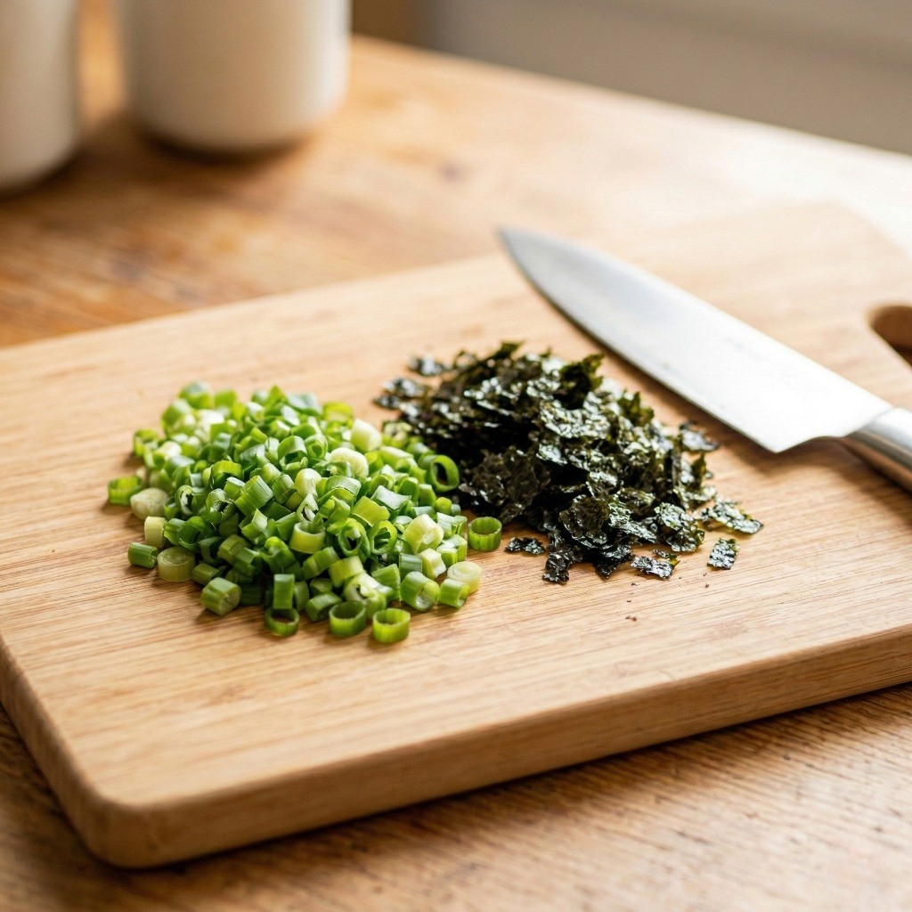 아부라소바 고명 준비: 잘게 썬 쪽파와 부순 조미김 가루