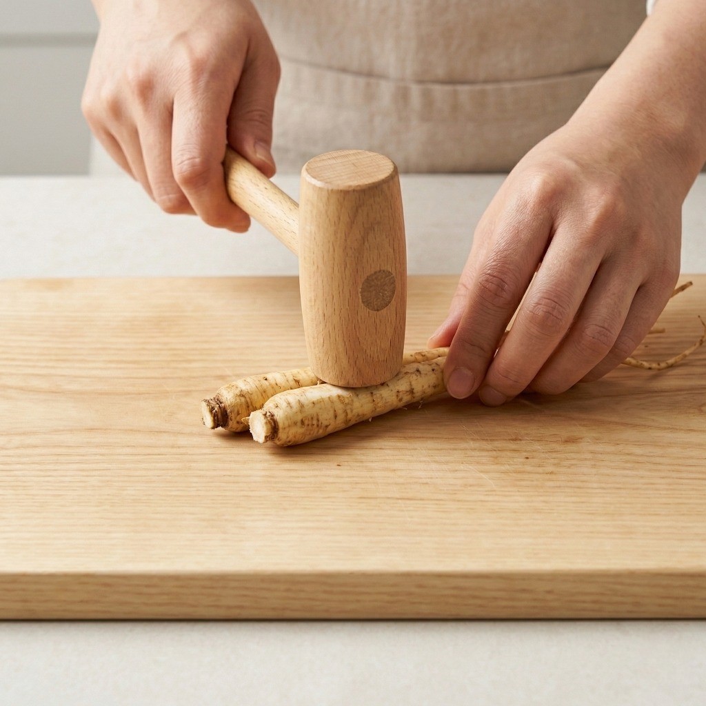 마라 더덕 볶음 만들기 1단계: 껍질을 깐 더덕을 방망이로 부드럽게 두드려 손질하는 과정