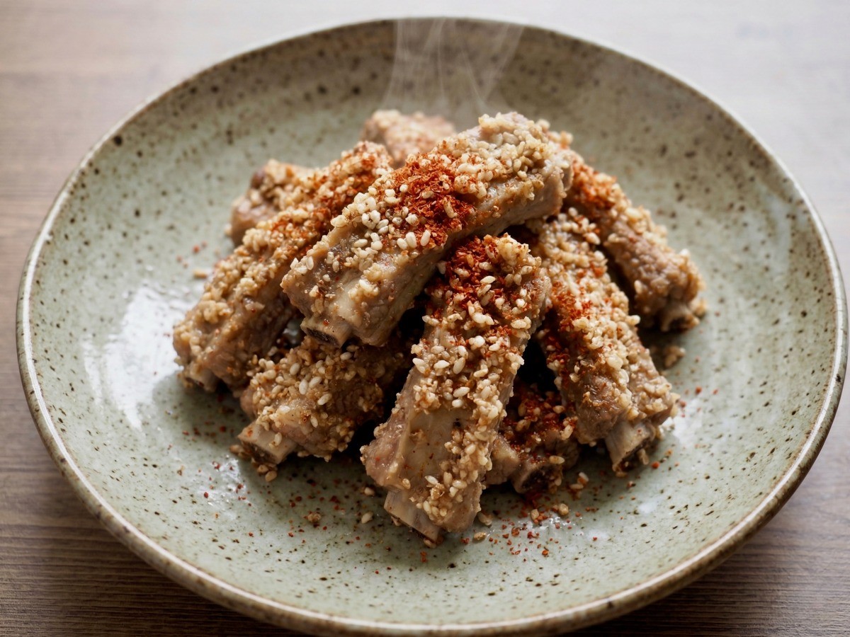 접시에 정갈하게 담긴 이연복 셰프의 찹쌀 돼지 등갈비찜(분정갈비) 완성 모습