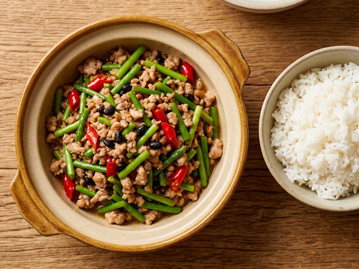 이연복 파리머리볶음(창잉터우) 완성 접시 - 돼지고기와 아삭한 채소가 어우러진 대만식 밥도둑 레시피