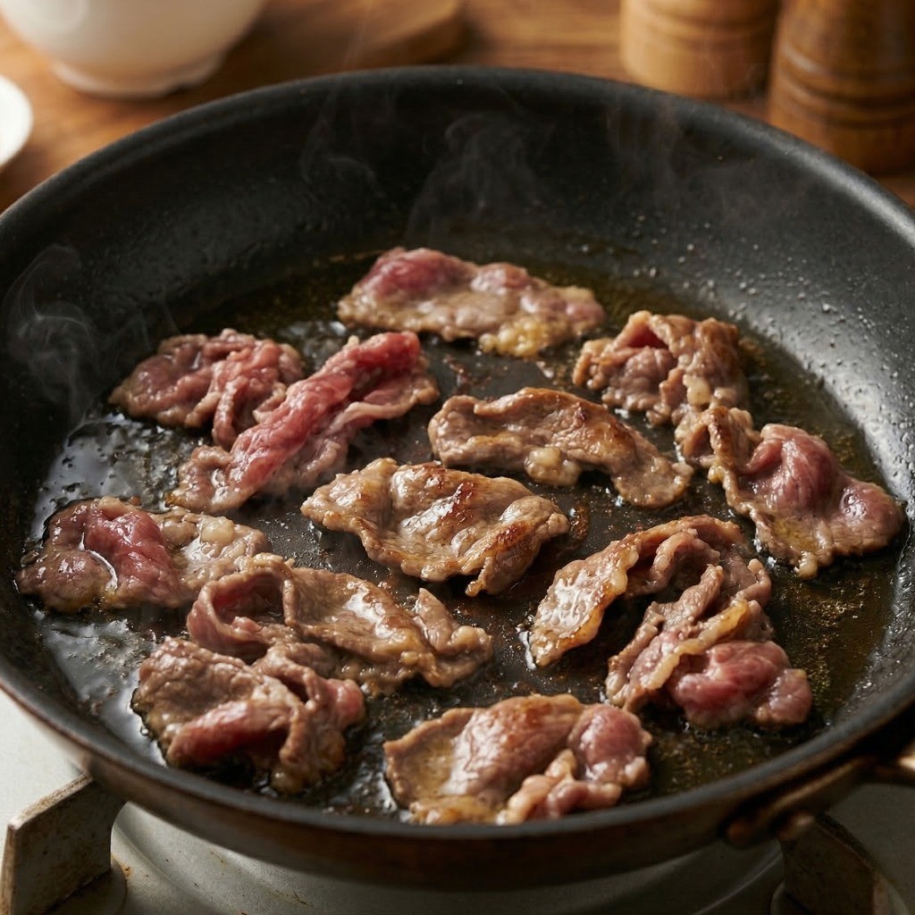 밑간한 소고기를 팬에 살짝 초벌로 볶아내는 모습