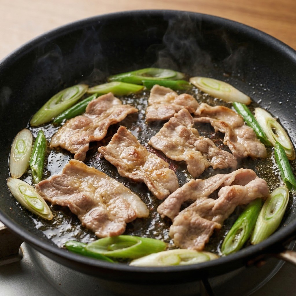 프라이팬에 대파와 돼지고기를 볶아 파기름과 고기기름 내는 과정