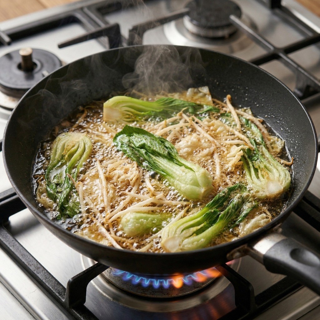 청경채, 양배추, 숙주를 센 불에 아삭하게 볶는 모습