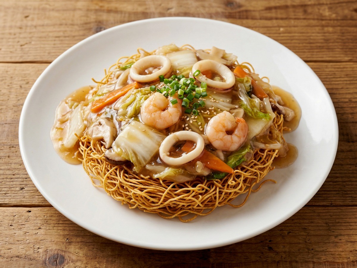 이연복 후라이멘 완성: 바삭하게 튀긴 소면 위에 감칠맛 나는 해물 채소 소스를 듬뿍 얹은 해물볶음면 요리