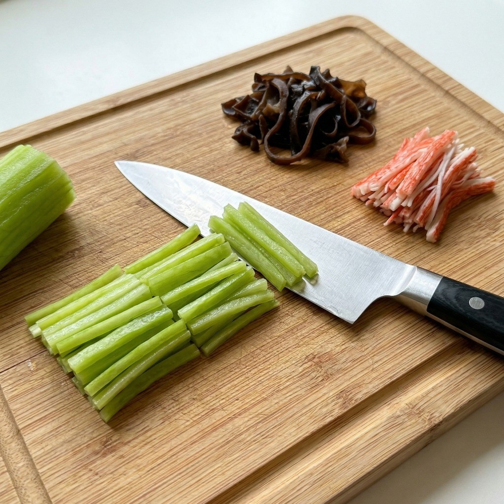 물에 불린 궁채와 목이버섯, 맛살을 4cm 길이로 먹기 좋게 손질하는 궁채면 재료 준비 과정