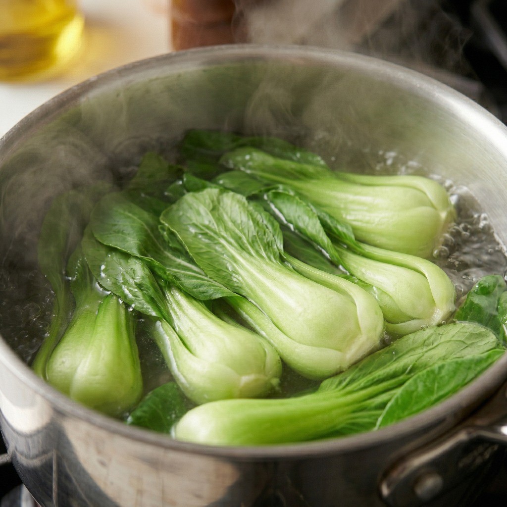 데친 청경채를 찬물에 헹구지 않고 접시 가장자리에 예쁘게 둘러 담은 플레이팅 모습