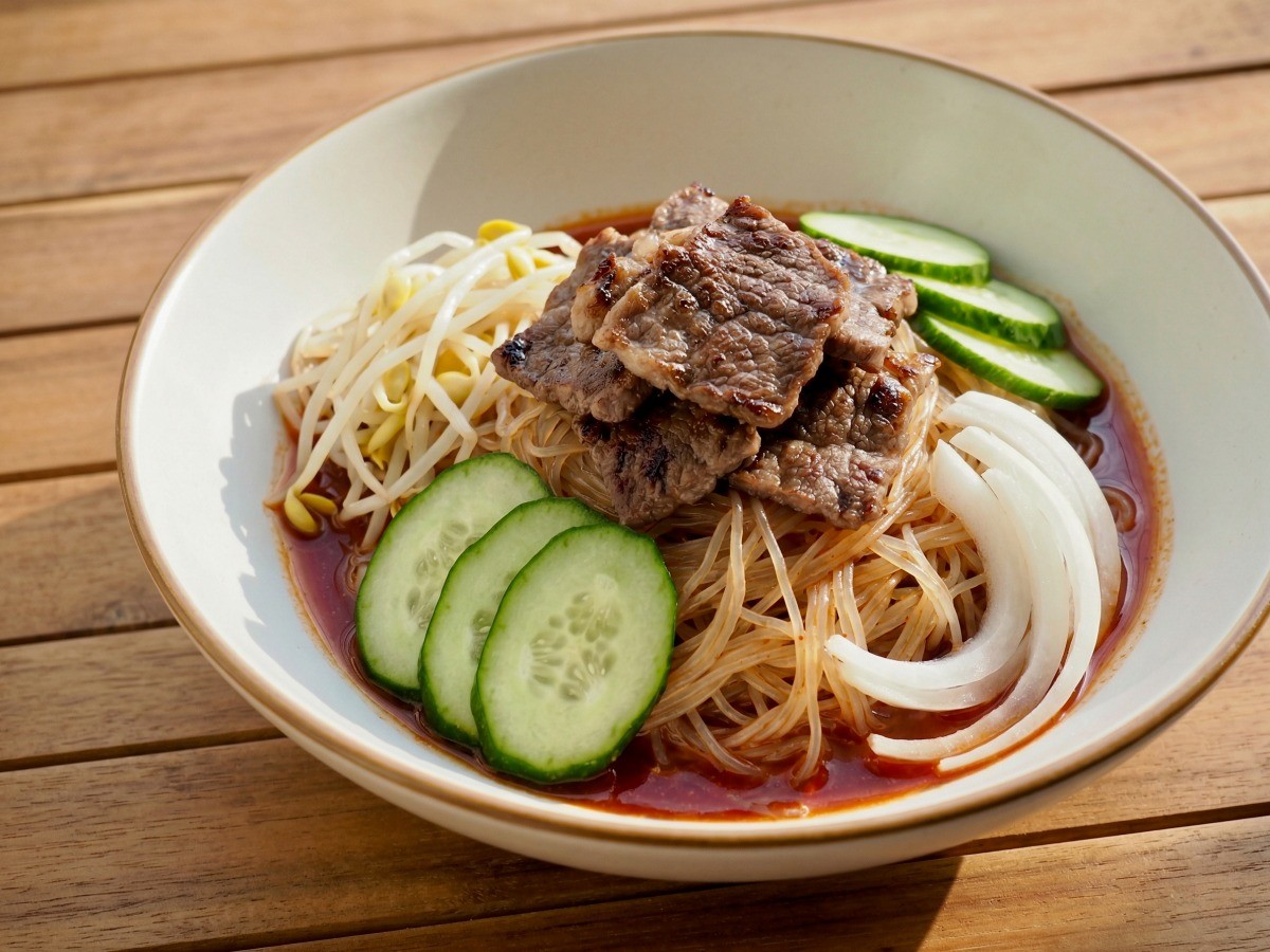 새콤달콤한 마늘 소스가 일품인 이연복 셰프의 차돌박이 비빔면 완성 요리