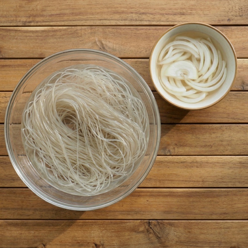 차돌박이 비빔면 재료 준비: 양파를 채 썰어 새콤달콤한 식초물에 절이는 과정