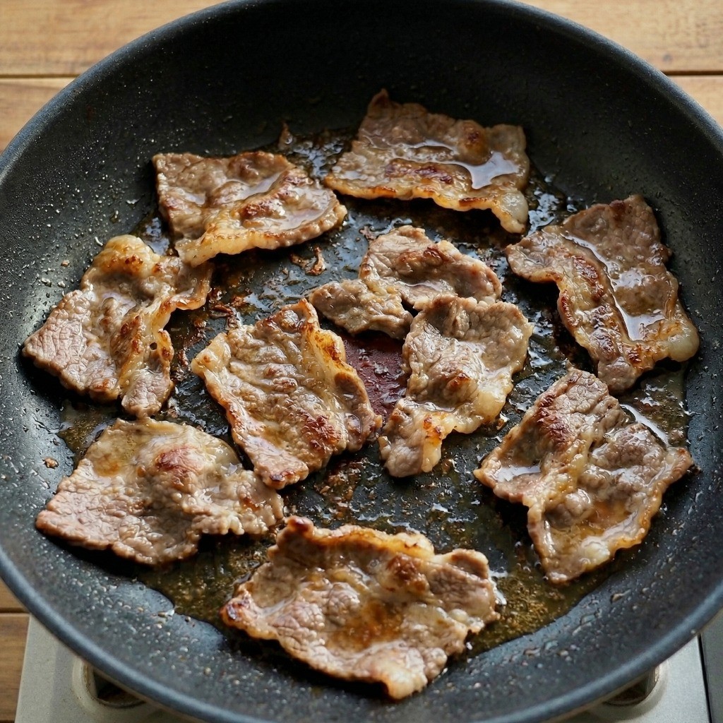 차돌박이 요리: 프라이팬에 차돌박이를 노릇하게 구워 고소한 기름을 내는 과정