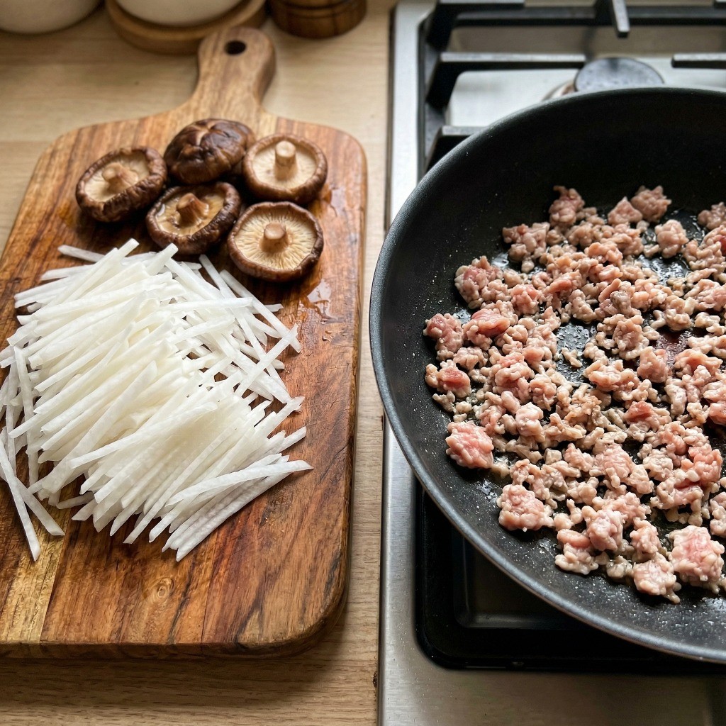 얇게 채 썬 무와 불린 표고버섯, 그리고 프라이팬에 다진 돼지고기를 볶는 무떡 재료 손질 과정