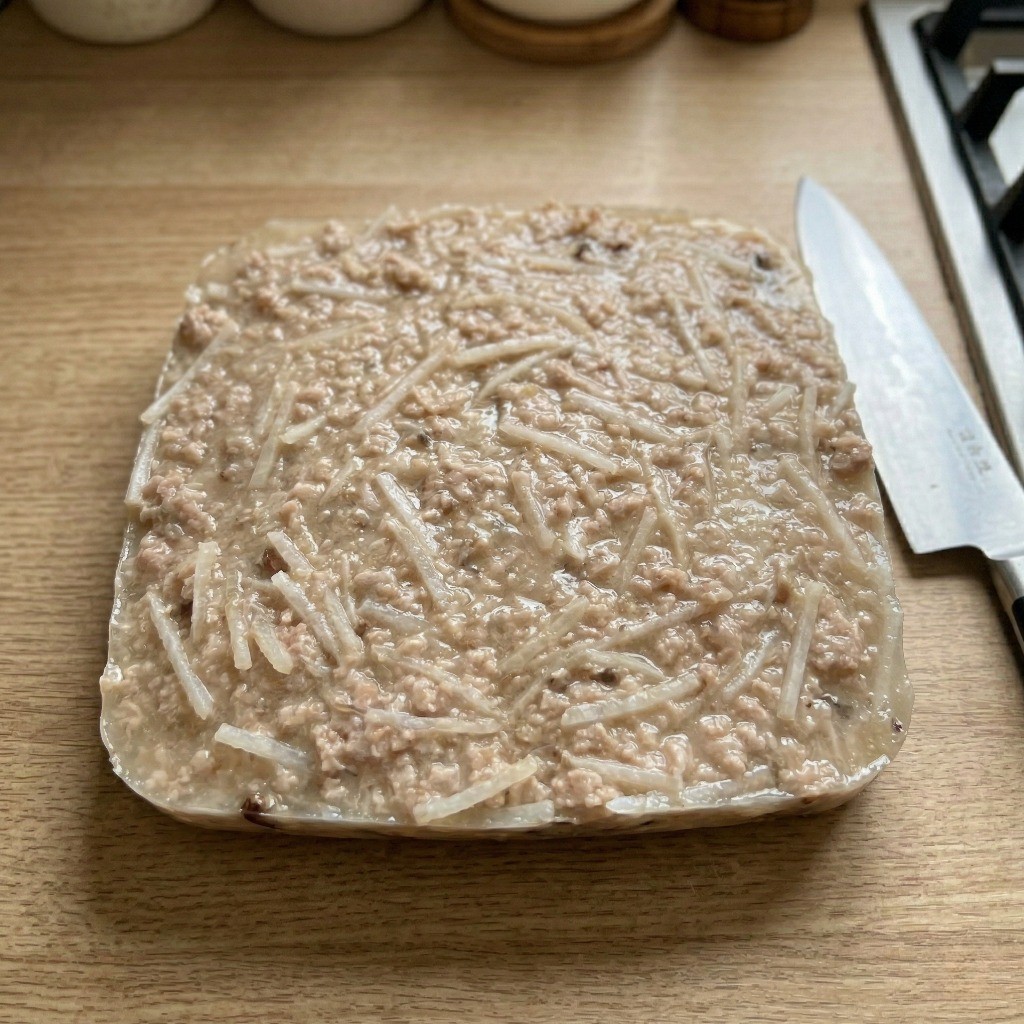 찜기에서 쪄낸 후 상온에서 열기를 식혀 형태가 단단해진 무떡 반죽