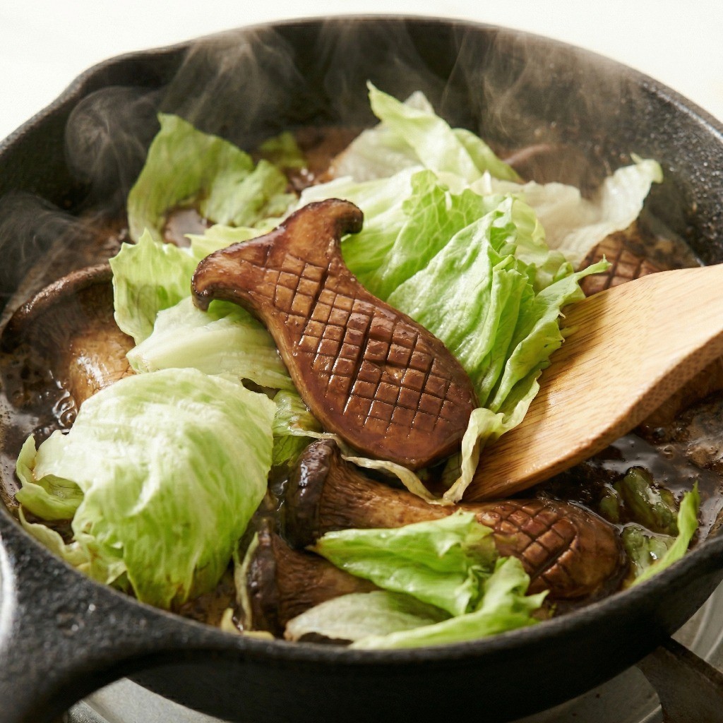 손질한 양상추를 소스에 넣고 가볍게 데치듯 볶아주는 모습